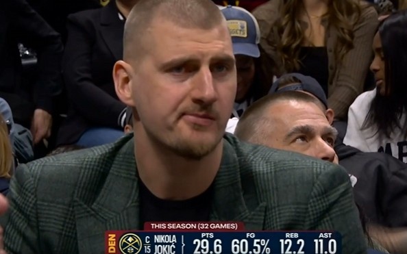 8868体育平台-挺淡定！约基奇场边便装观战 嘴里嚼着东西