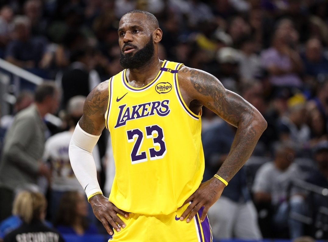 8868体育官网-破铜废铁换历史第一人？哈登前队友提议勇士继续招募詹姆斯！