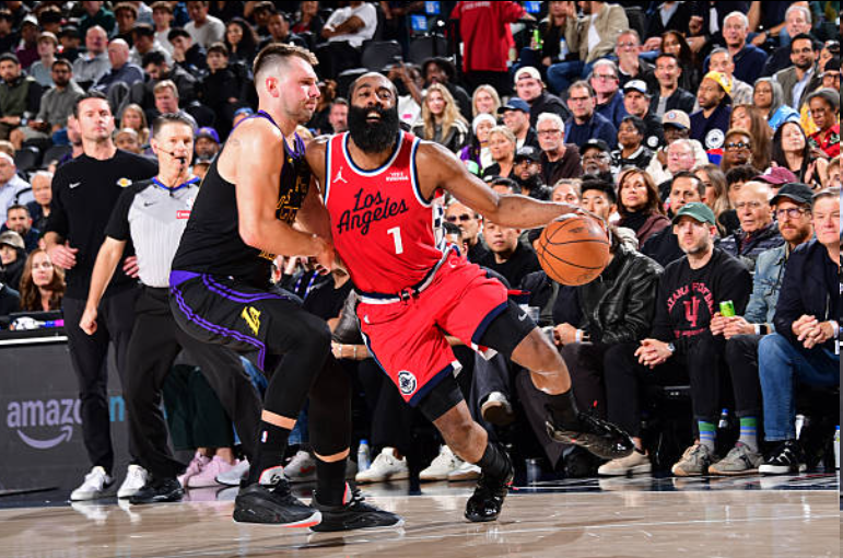 8868体育官网-西部乱斗！湖人输快船降至西部第六 4队输一场将直接掉入附加赛