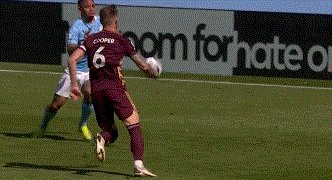 1618057679014010855.gif 8868体育-【英超】托雷斯扳平 曼城补时遭绝杀负10人利兹联