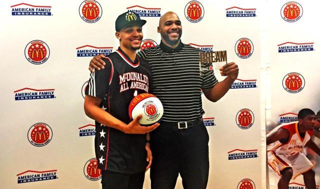 8868体育平台-特伦特沿着父亲足迹战斗！小时候曾被姚明高高举起