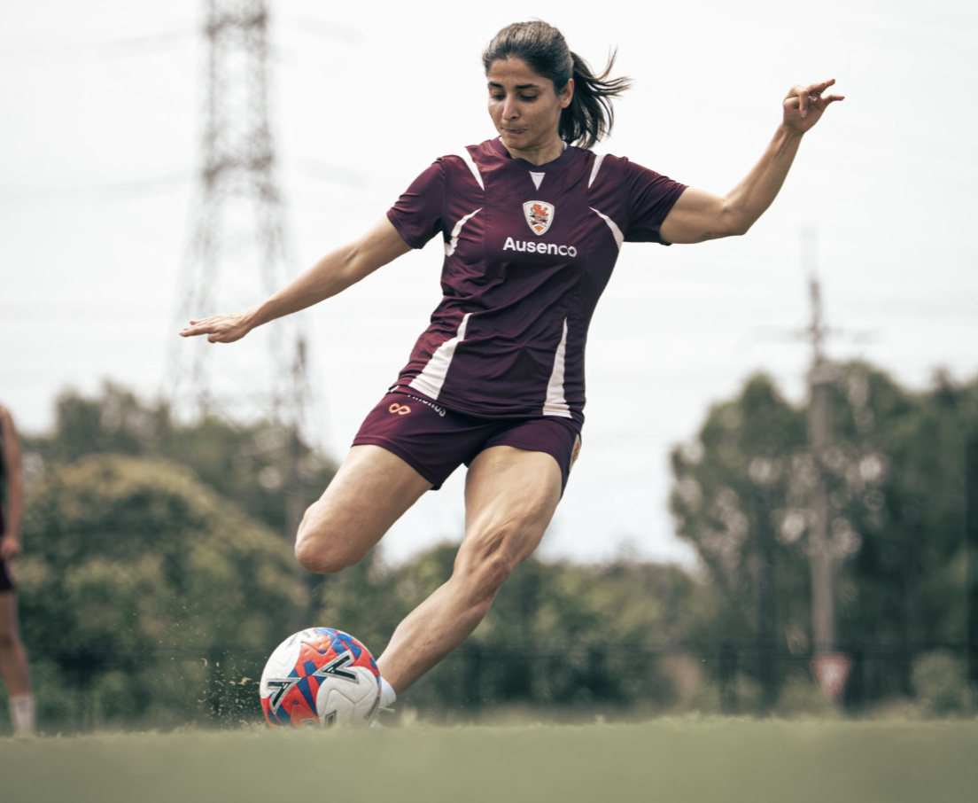 8868体育官网入口-拒绝回国！伊朗女足2名逃离队员露面：露大腿脱头巾训练 笑容满面