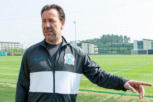 8868体育官网-邀请范佩西出任球队助教？广州城：永远别说不可能