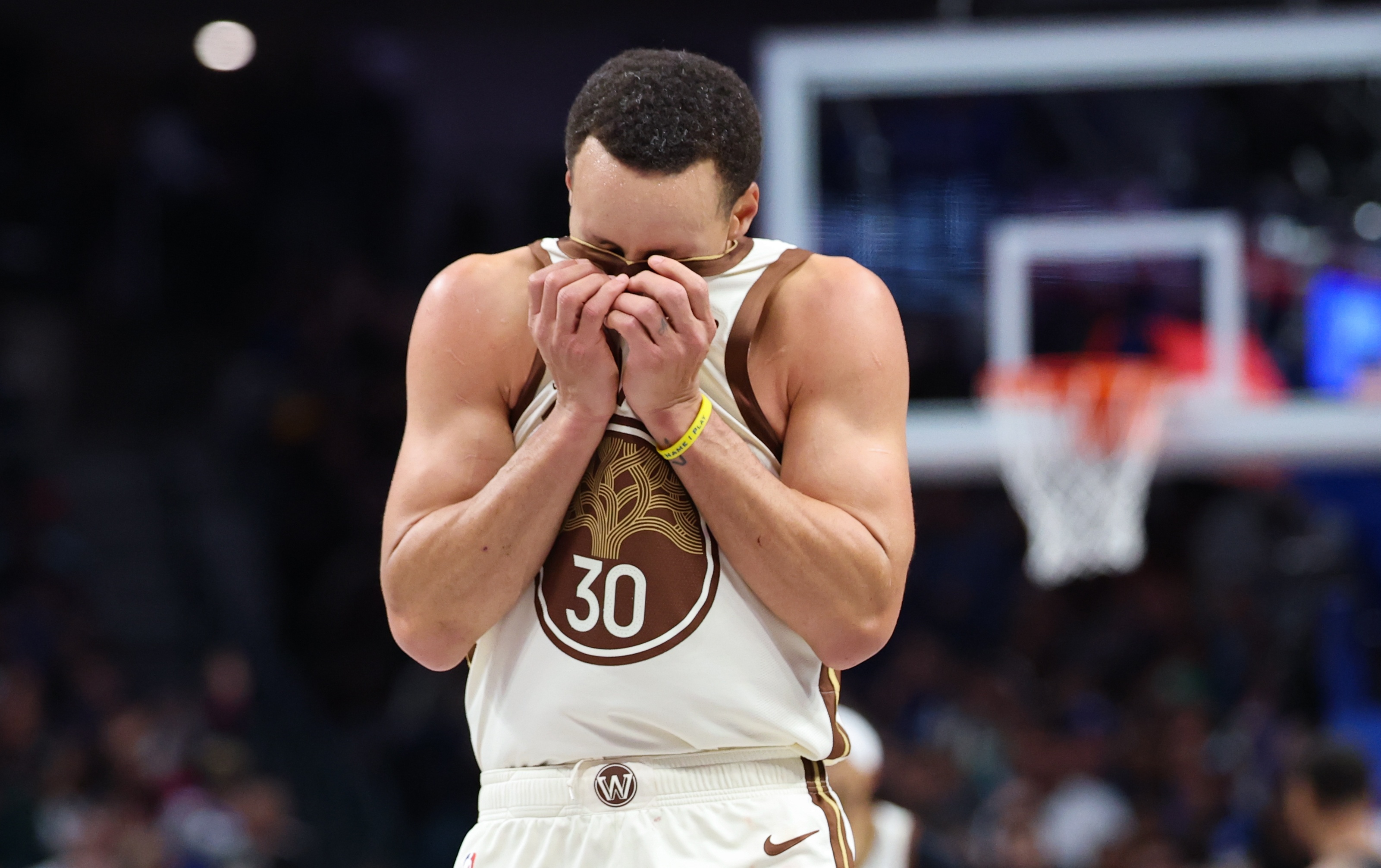 8868-库里复出毫无益处！勇士图啥？为首轮游而毁掉抢字母哥的底牌？